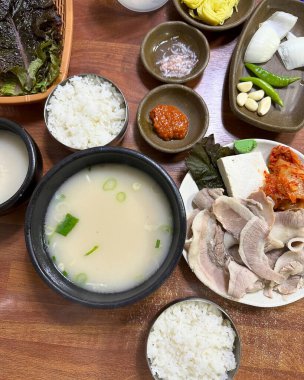 Kore yemeği, çeşitli yemekler, yemekler ve çorba.