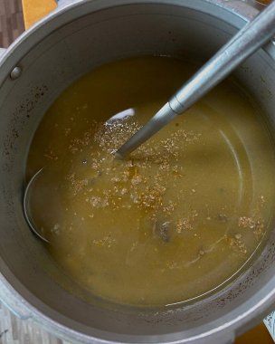 Mutfakta yemek yapmak.