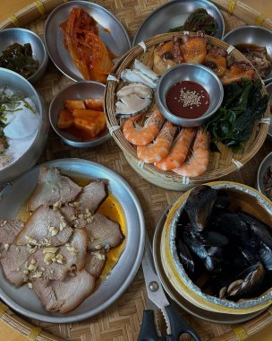 Çeşitli yemeklerden yüksek açılı bir fotoğraf.