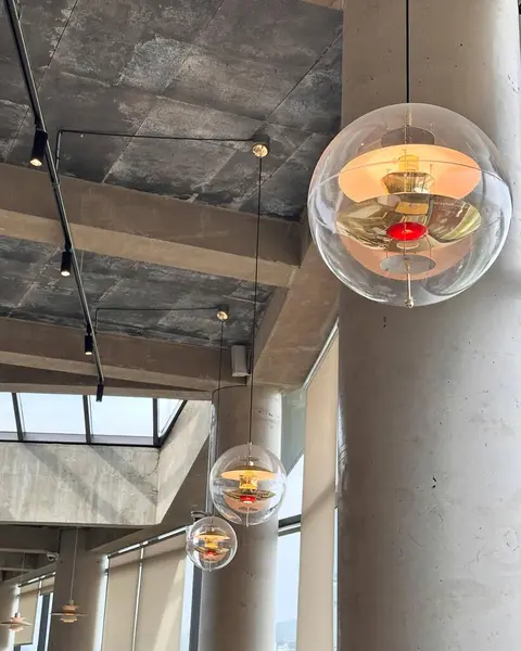 Modern bir binanın tavanında kırmızı ve sarı renkli cam tavan lambası.