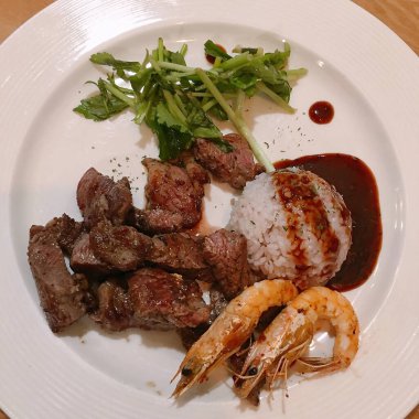 Sebzeli ve soslu kızarmış pirinç.