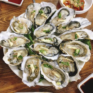 Beyaz tabakta taze deniz ürünleri.