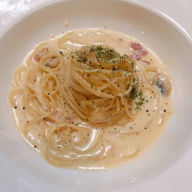 Peynirli spagetti ve pastırma.