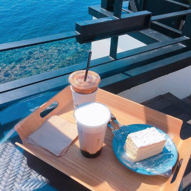 Kahvaltınız, kahveniz ve kekiniz masada.