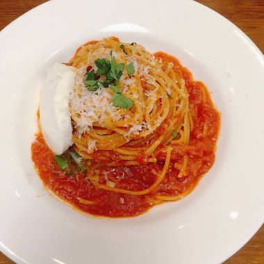 domatesli ve peynirli makarna