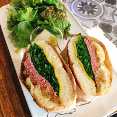 Jambonlu, peynirli ve sebzeli sandviç.