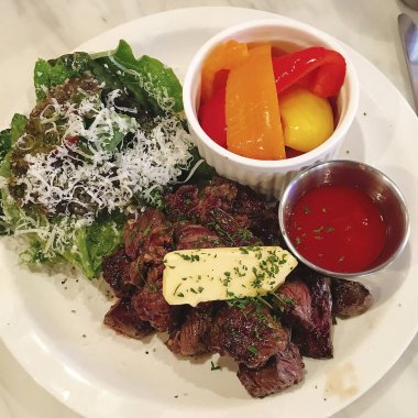 Izgara biftek, salata.