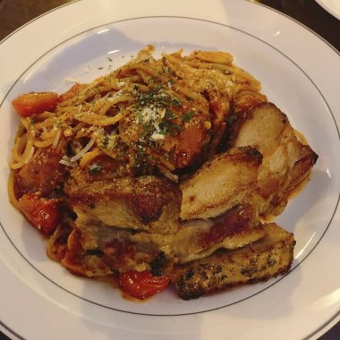 Et soslu makarna ve tabakta sebze..