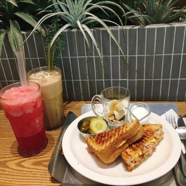 Kahve ve çayla kahvaltı.