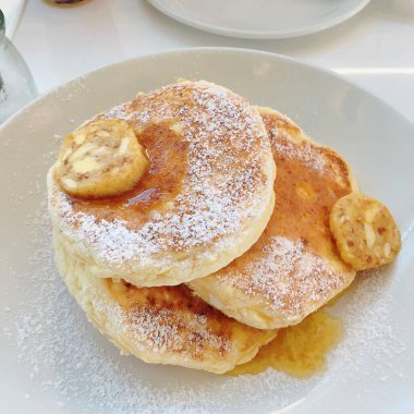 Muzlu pankekler, pudra şekeri ve bir tabakta nane yaprakları