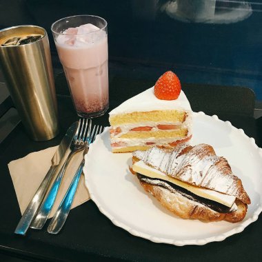 Çikolatalı, çilekli ve çikolatalı taze kruvasan.