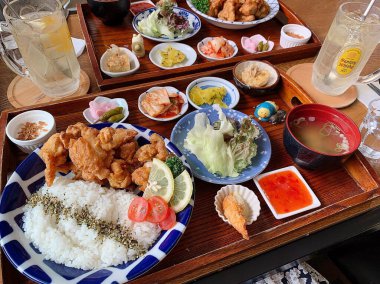 Soslu ve sebzeli kızarmış tavuk.