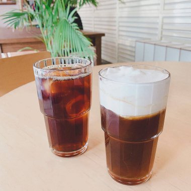 Dondurma ve kahve ahşap masada.