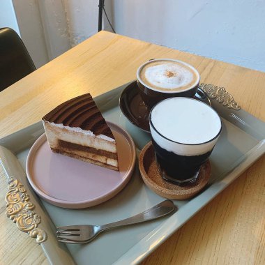 Kahve ve kekin mutfak fotoğrafı.