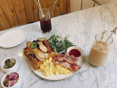 Kahve, ekmek ve tostla kahvaltı