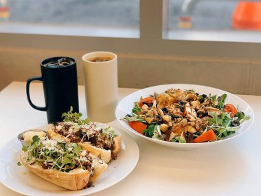 Restoranda taze salata var.