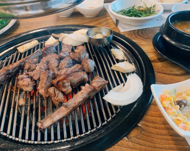 Soslu ızgara domuz eti ve sebze.