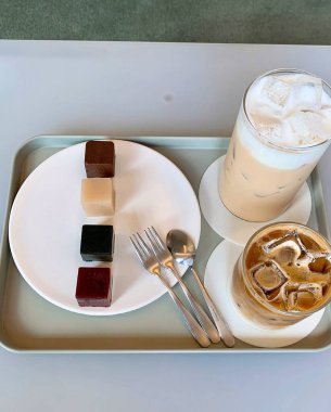 Bir fincan kahve ve bir fincan kahve.