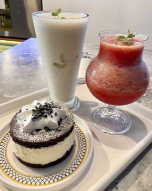 Çilekli ve naneli dondurma.