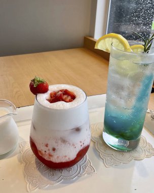 Çilekli ve naneli dondurma.