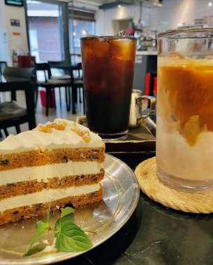 Bir fincan çay, bir bardak kahve ve bir fincan çay.