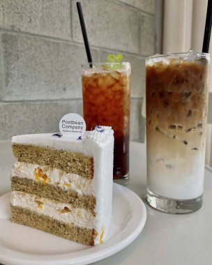 Çikolatalı ve kremalı lezzetli pasta.