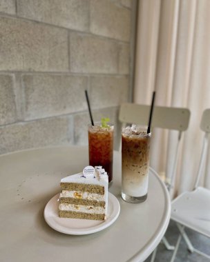 Kremalı ve nane yapraklı kahveli kek.