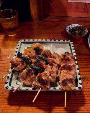 Baharatlı ve sebzeli kızarmış tavuk kanadı.