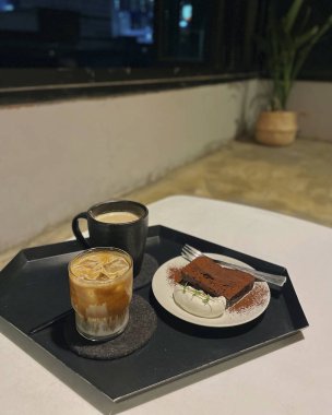 Bir fincan kahve, bir kaşık ve bir bardak çay..