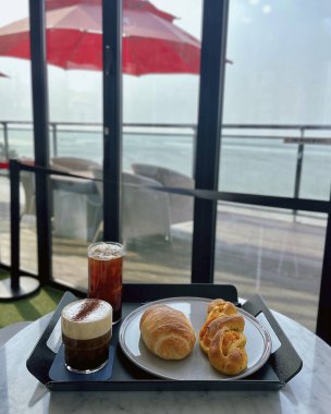 Masada kahve fincanı ve kruvasan