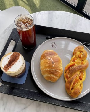 Lezzetli ve taze kahve, kruvasan, kahvaltı, yemek