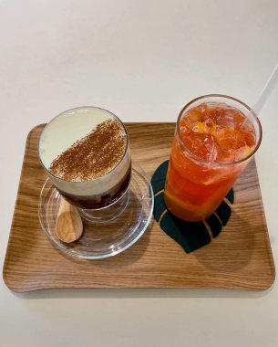 Masada sıcak çay var.