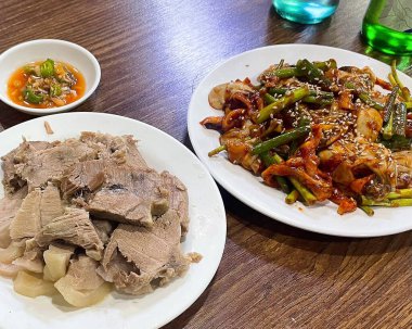 Kore yemeği, kızarmış pirinç, sığır eti ve sebze.