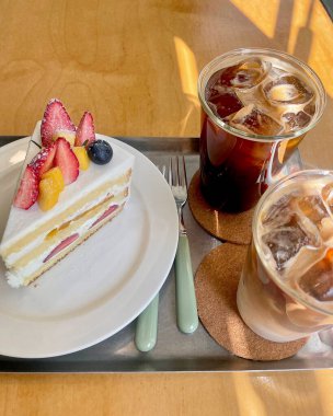 Lezzetli bir buzlu kahvenin dikey görüntüsü. Dondurma ve masada bir bardak süt.