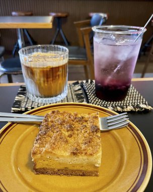 Bir fincan kahve ve bir bardak çay. Tahta bir masanın üzerinde.