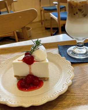 Krem şantili ve kirazlı cheesecake.