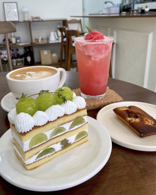 Lezzetli bir pastanın yakın plan fotoğrafı ve masada bir fincan çay.