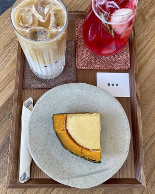 Kahve fincanlı buzlu hindistan cevizi sütü.