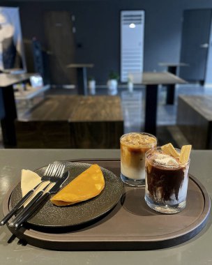 Bir fincan çay ve bir bardak kahve.