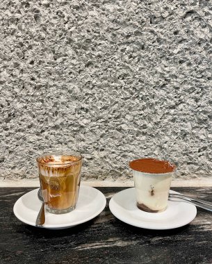 Bir fincan espresso ve iki fincan çikolatalı kahve. Mermer arka planda iki fincan kahve..