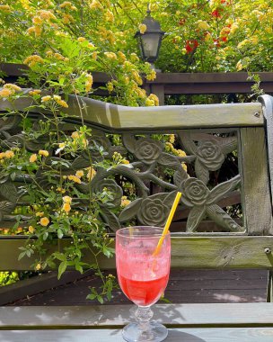 Masadaki bardakta kırmızı kokteyl