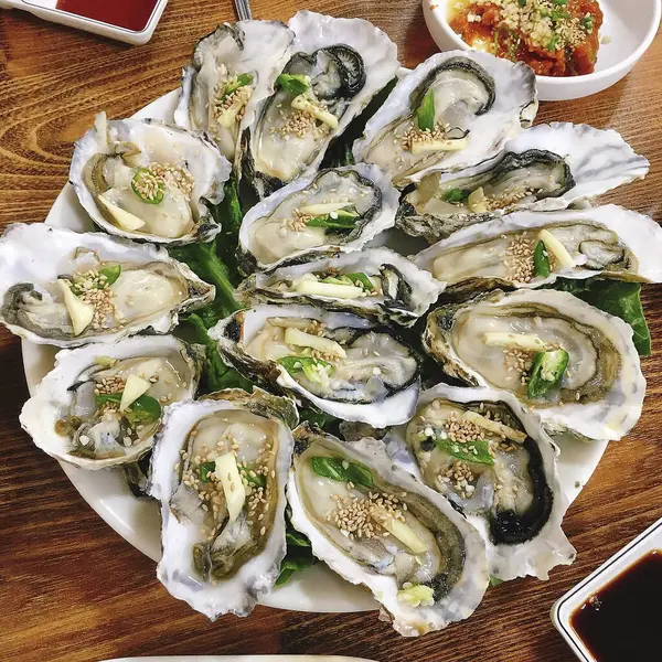 Beyaz tabakta taze deniz ürünleri.