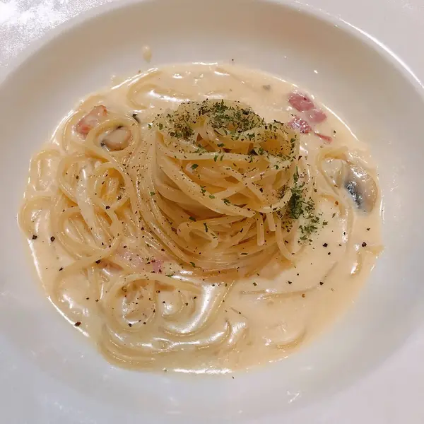 Peynirli spagetti ve pastırma.