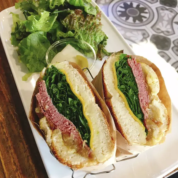 Jambonlu, peynirli ve sebzeli sandviç.