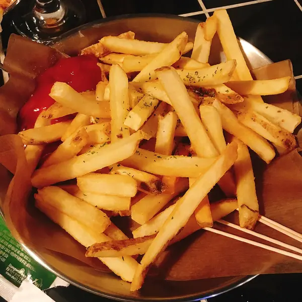 Patates kızartması ve sebze tabakta.