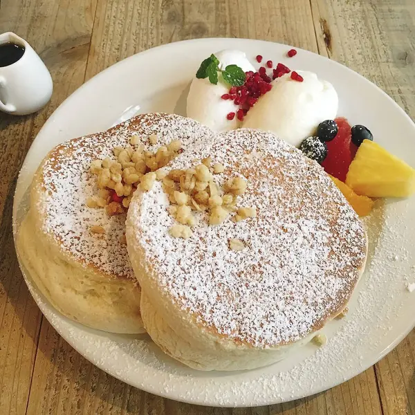 Kremalı ve dutlu leziz krepleri kapat.