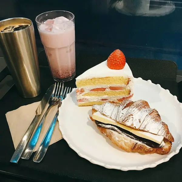 Çikolatalı, çilekli ve çikolatalı taze kruvasan.