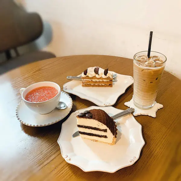 kahve ve çay ahşap bir masada.