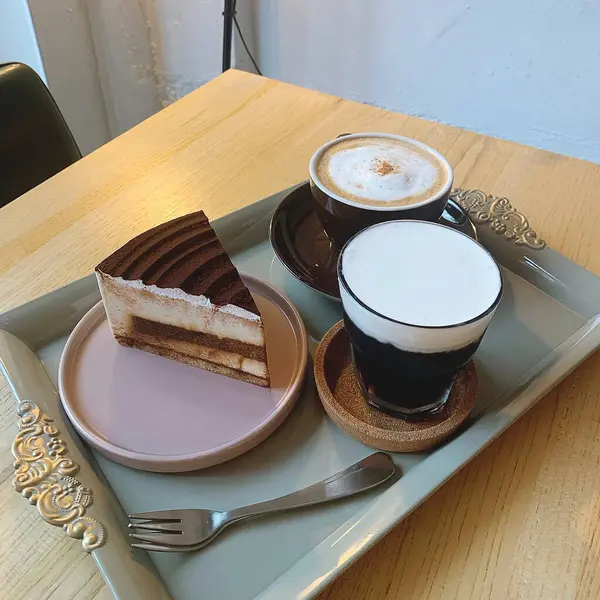 Kahve ve kekin mutfak fotoğrafı.