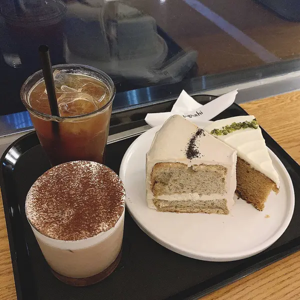 Bir fincan kahveyle birlikte bir kekin mutfak fotoğrafı.